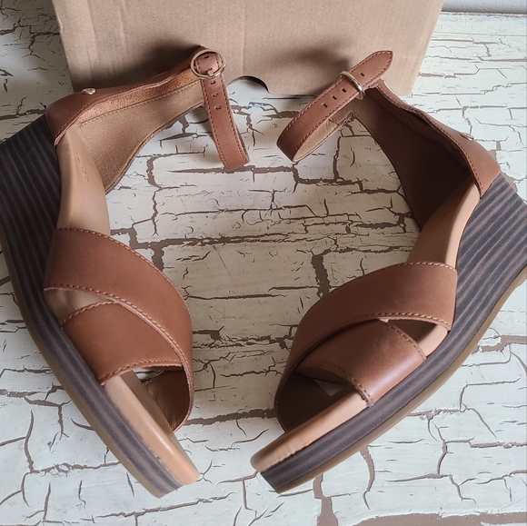 UGG Wedges 6.5 Very Good Condition - Picture 2 of 7